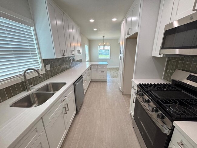 Building Photo - Beautifully Remodeled 3 Bedroom Home in Ci...