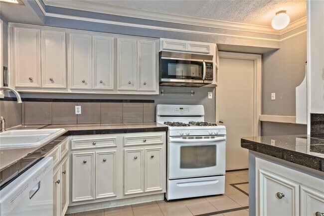 Building Photo - 4810 Saxon St