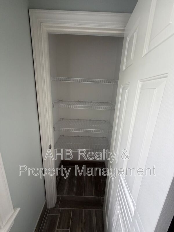 Building Photo - 713 Trail's End Dr