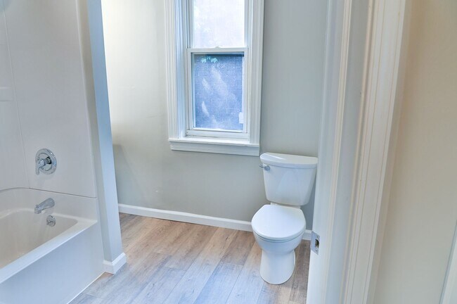 Building Photo - 4 Bedroom on Penn - Section 8 Approved