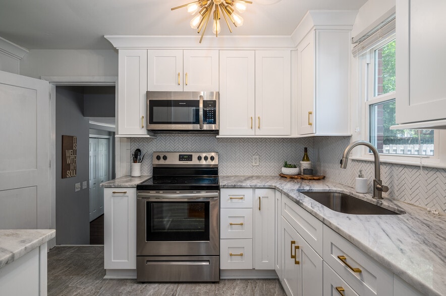 Building Photo - 582 Whispering Hills Dr