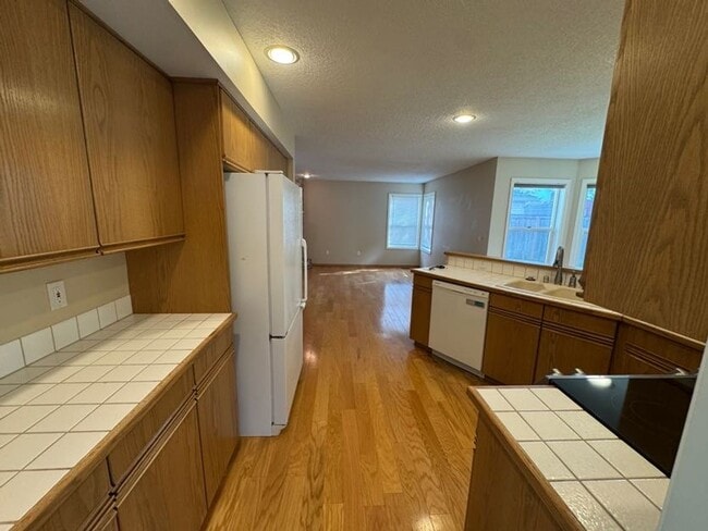 Building Photo - GREAT HOME IN CASCADE PARK. 3 bedrooms, 2 ...