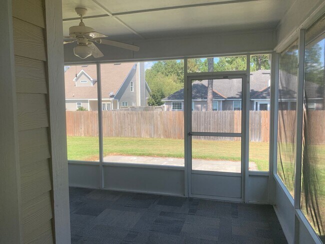 Building Photo - 4bd/2ba located in the Highlands Subdivision right off of Bemiss.