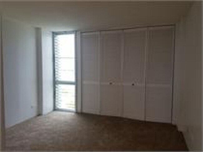 Building Photo - Beautiful golf course views from this Salt Lake - Moanalua condo!