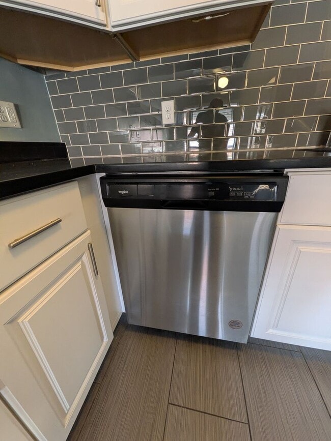 Building Photo - Spacious 1-bedroom apartment in a excellen...