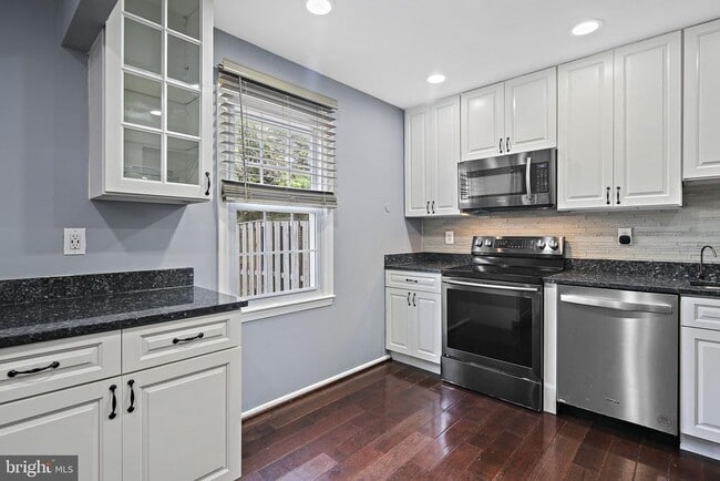 Building Photo - 18 Chantilly Ct