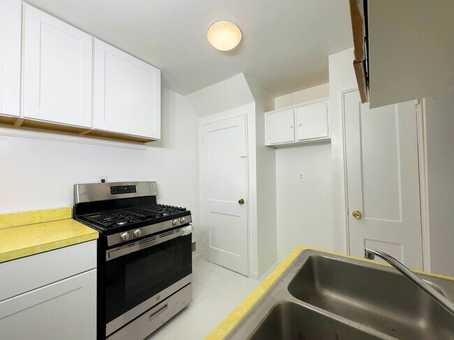 Building Photo - 12040 Valleywood Dr