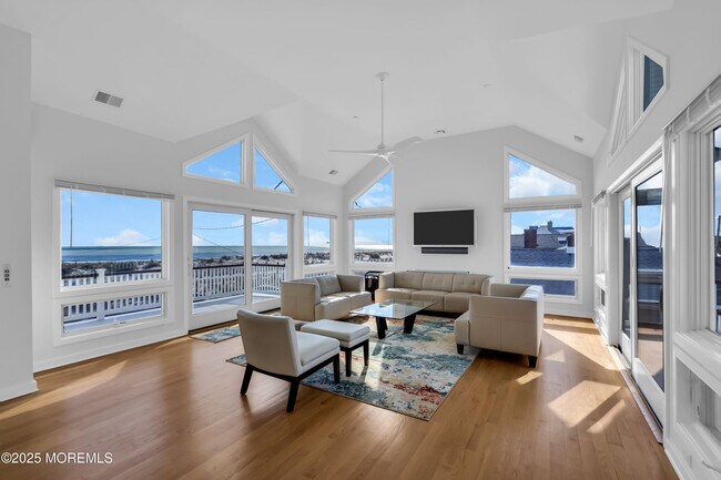 Building Photo - 913 N Ocean Ave