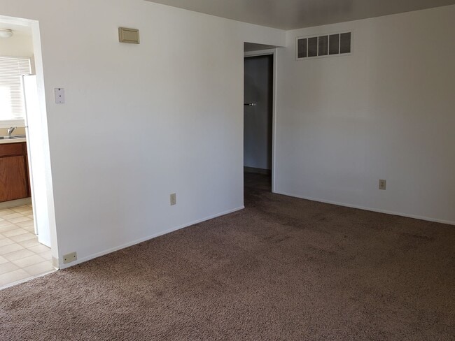 Building Photo - 187 W Colby Ln
