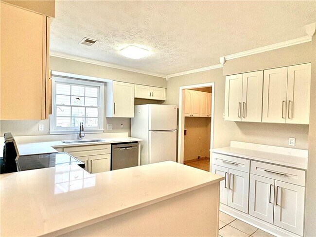 Building Photo - 1505 Yorktown Dr NW