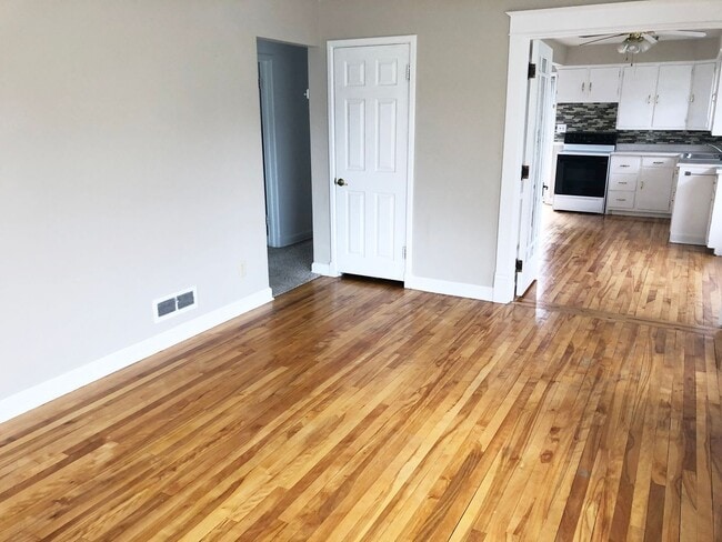 Building Photo - 2 BR Ranch Style Home with Fenced-in Back Yard & 1-Car Detached Garage