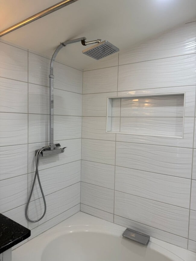 Building Photo - Updated Costal - Style home