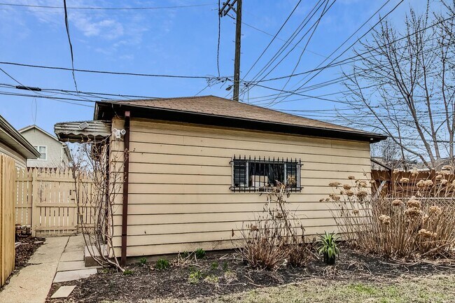 Building Photo - 3330 W Hutchinson St