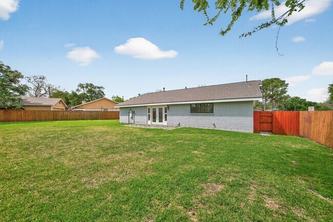 Building Photo - 5743 Ludington Dr