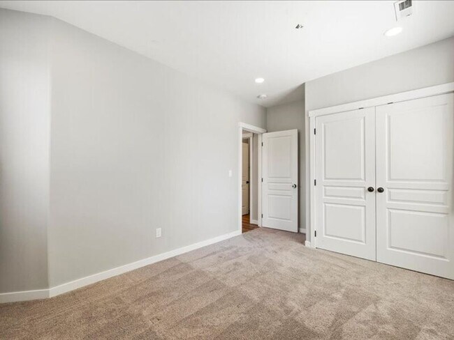 Building Photo - 617 Esperanza Ct