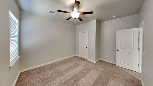 Building Photo - 17019 Oak Dr