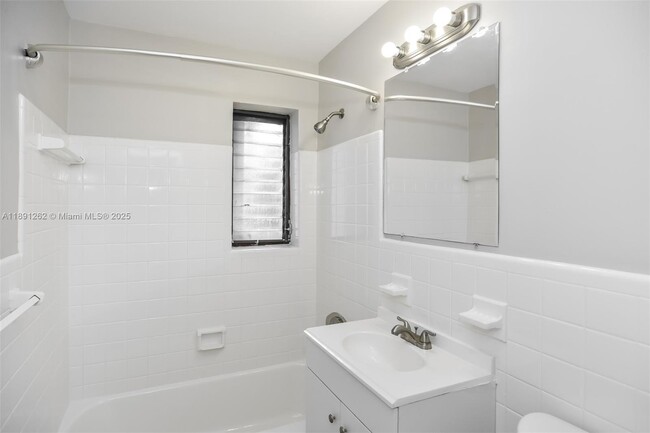 Building Photo - 1061 SW 31st St