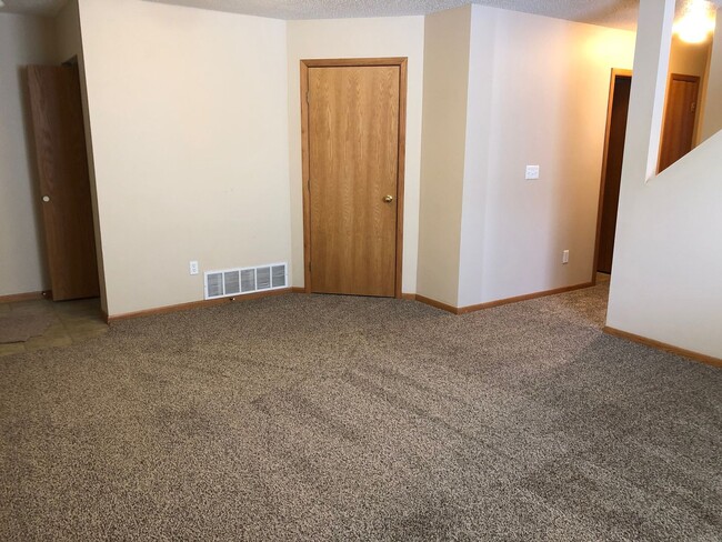 Building Photo - 3 Bed 2 Bath Twin Home