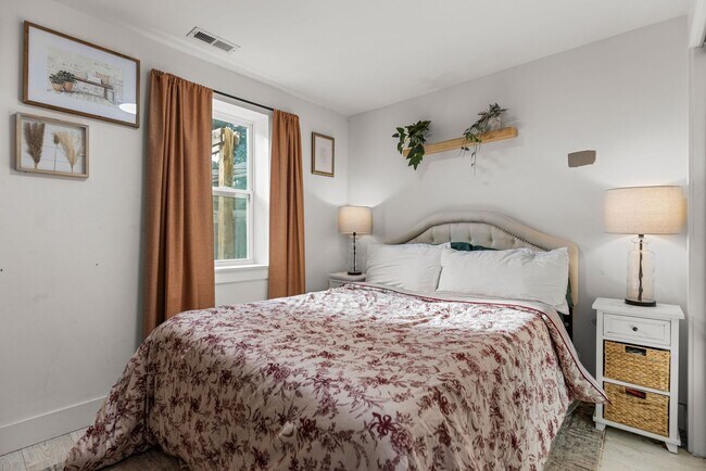 Building Photo - Single Family Home, 2 bed/1 bath $1,350 One-Story