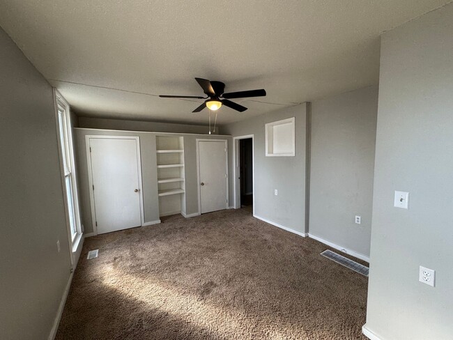 Building Photo - $1295 - 4 bed 1 bath - Single Family Home