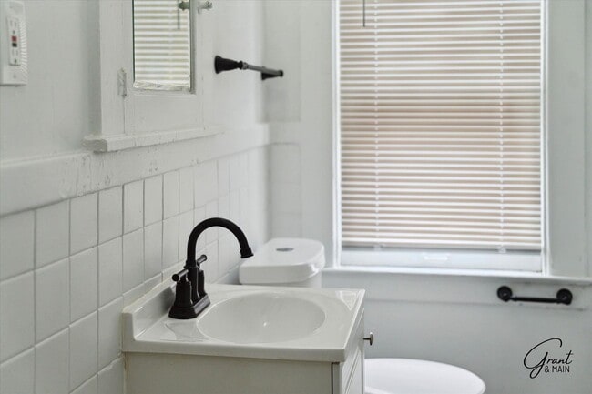 Building Photo - $1,350/month - 3 Bed 1 Bath