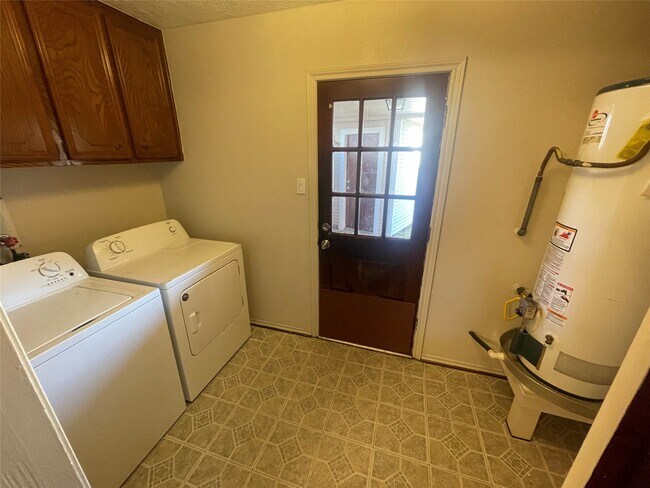 Building Photo - 302 Yorkshire Ct