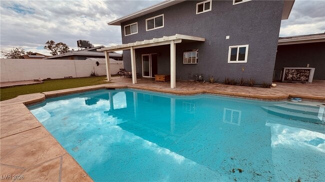 Building Photo - 201 Redstone St