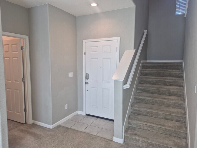Building Photo - Beautiful 3 Bedroom 2.5 bath home with loft.