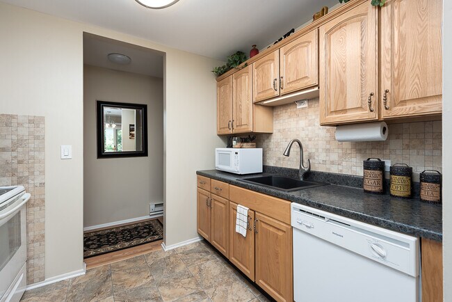 Building Photo - 720 Maple Ave