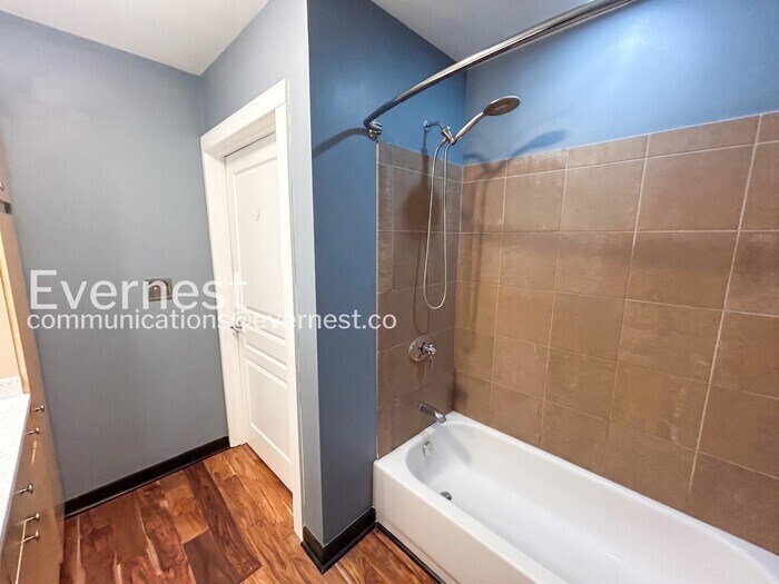 Building Photo - 807 18th Ave S