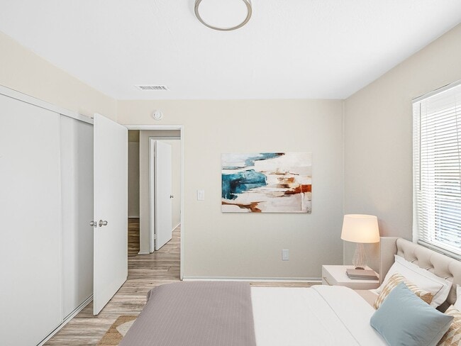 Building Photo - 1005 E Ave R