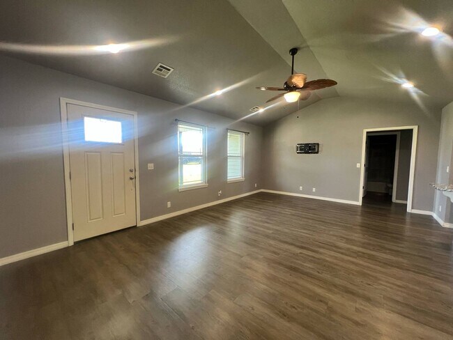 Building Photo - COMING SOON IN NEOSHO MO!!!  Beautiful 3 bedroom, 2 bathroom home in Neosho in adorable neighborh...