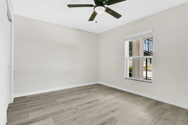 Building Photo - 2300 Fox Hollow Dr