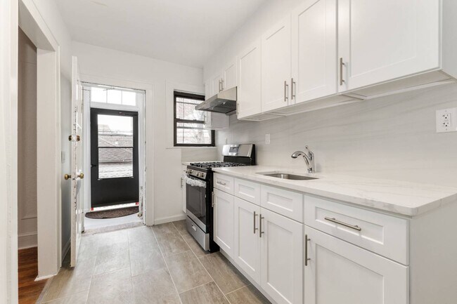 Building Photo - 67-135-135 Burns St