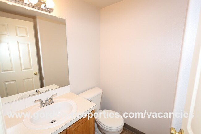 Building Photo - NE Halsey St - 2 bedroom townhouse with de...