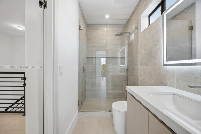 Building Photo - 1337 NE 13th Ave