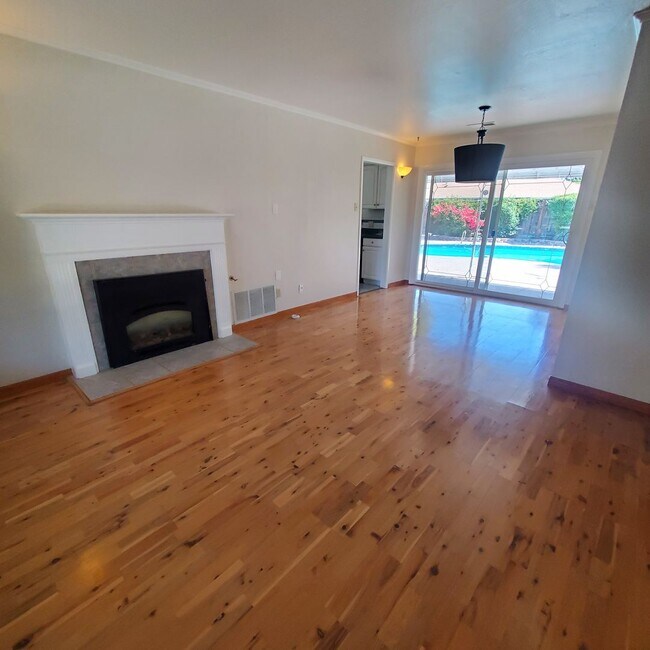 Building Photo - *MOVE IN SPECIAL* Single Story Pleasant Hi...