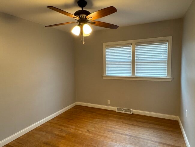 Building Photo - 233 Manor Dr