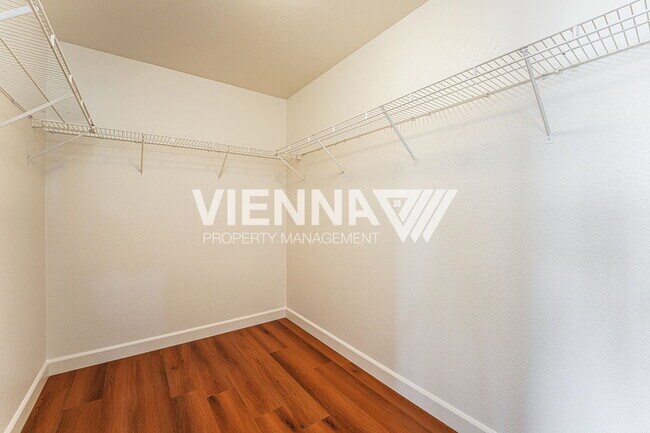 Building Photo - 493 Silverhorn Dr