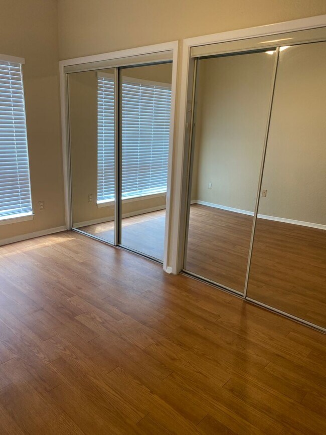 Building Photo - K242 - Croix #219