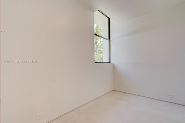 Building Photo - 735 Fernwood Rd