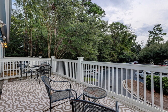 Building Photo - Fully Furnished Two Bedroom Apartment in t...