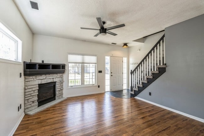 Building Photo - FOUNTAIN POINTE TOWNHOME!! 2 Bed, 2.5 Bath Townhome in Ankeny