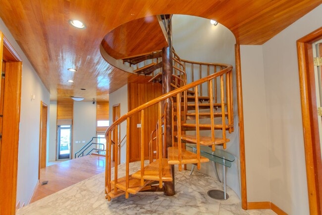 Building Photo - Extraordinary 5-Bed / 5-Bath Oceanfront Pr...