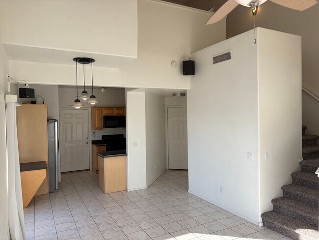 Building Photo - 2 Bedroom 2.5 Bath Townhome!