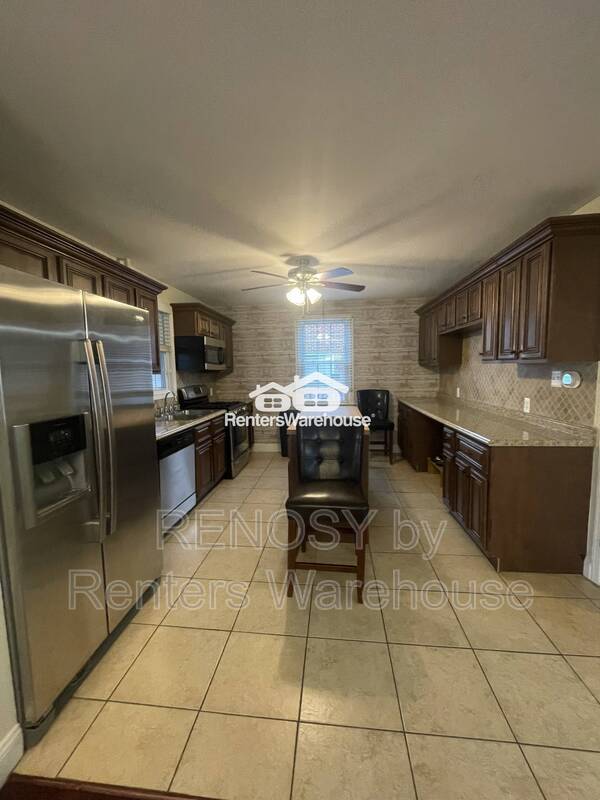 Building Photo - 8203 Watersedge Rd