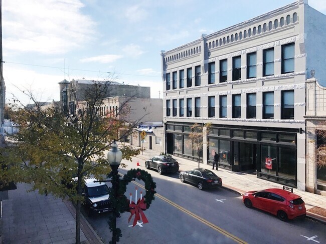 Building Photo - 544 N Main St