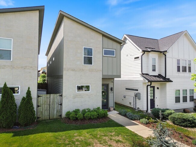 Building Photo - Beautiful Home in Nashville!