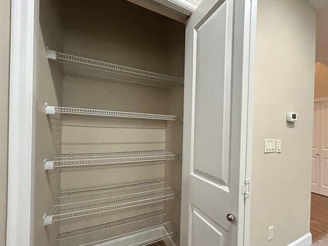 Building Photo - Gorgeous 4 Bed, 2.5 Bath Tuscany Home!