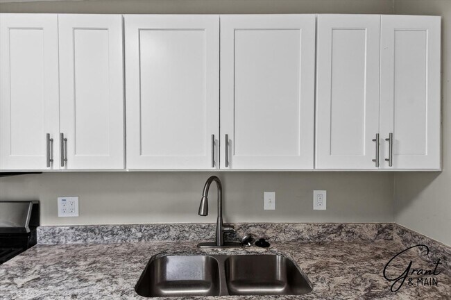 Building Photo - $1500 3 bedrooms